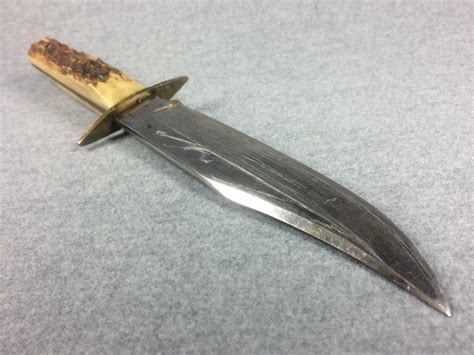 It has a Bowie style (clip-point) blade with saw-teeth along the spine, and can be used as a multi-purpose survival knife and wire-cutter when combined with its steel scabbard. . Original bowie knife solingen germany